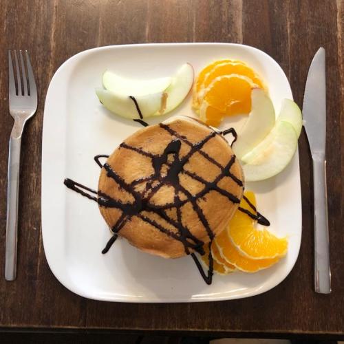 Pancakes mit Mandarinen, Birnen und Schokosauce