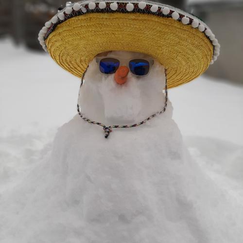 Schneemann mit Sombrero und Sonnenbrille