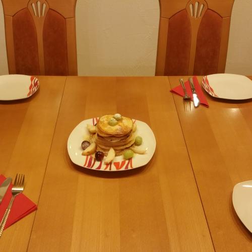 Gedeckter Tisch mit Essen in der Mitte