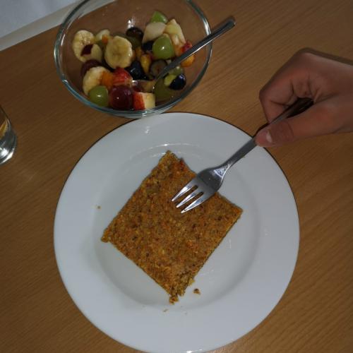 Karottenkuchen und Obstsalat