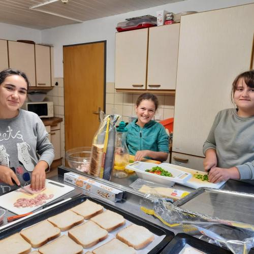 SchülerInnen beim Kochen