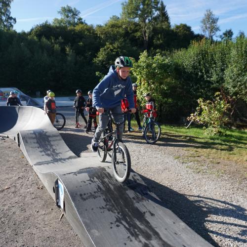 Schüler mit dem Bike im Track