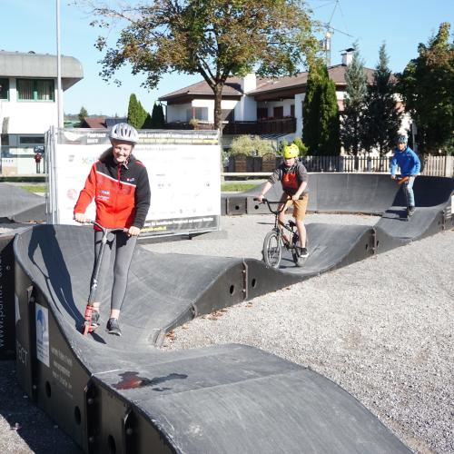 Schülerin mit dem Scooter im Rundkurs