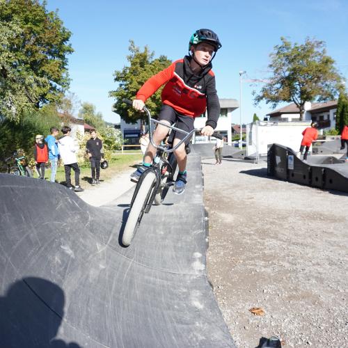 Schüler mit dem BMX-Bike im Track