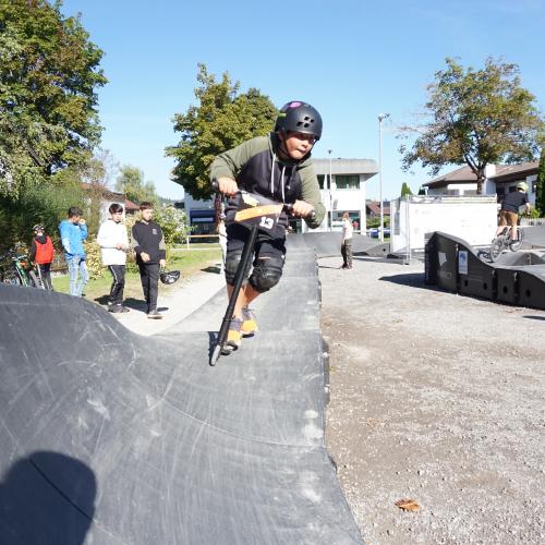 Schüler im Pumptrack mit Scooter