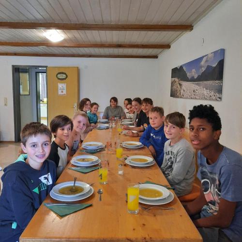 Die Schpülerinnen der Klasse 2b am Esstisch