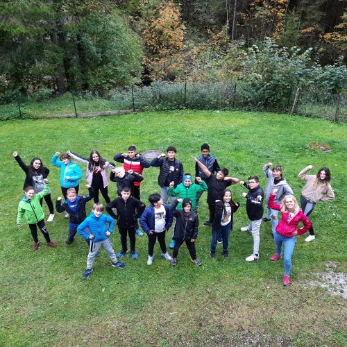 Gruppenfoto der SchülerInnen mit ihrer Klassenvorständin