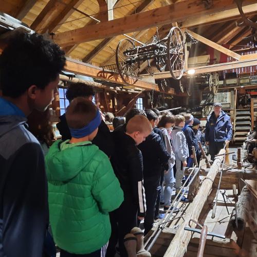 SchülerInnen beim Museumsbesuch in der “Millers-Miehl“,