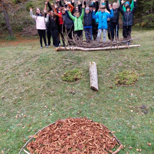 Die SchülerInnen mit ihren Bildern aus Naturmaterialien