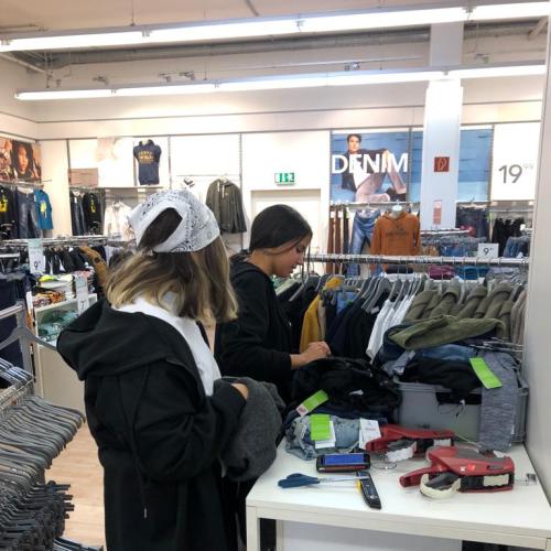 Schülerin in einem Bekleidungsgeschäft