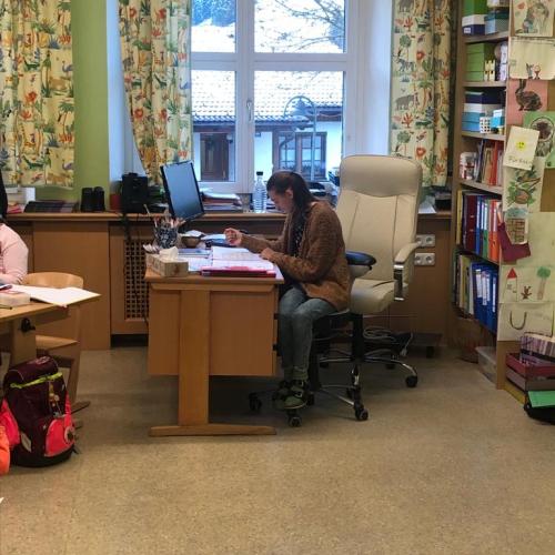 Schülerin am Lehrerpult in einer Volksschule