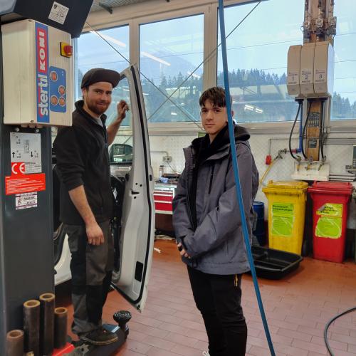 Ein Schüler mit einem Mechaniker