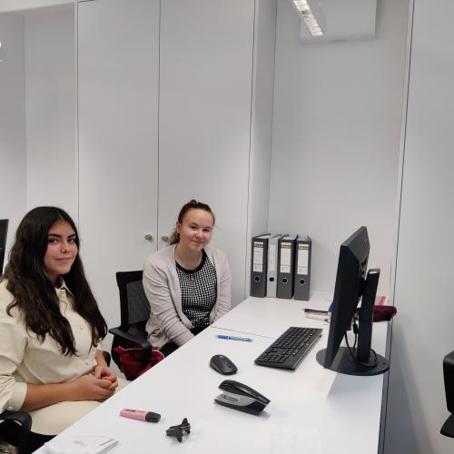 Eine Schülerin im Büro mit ihrer Kollegin
