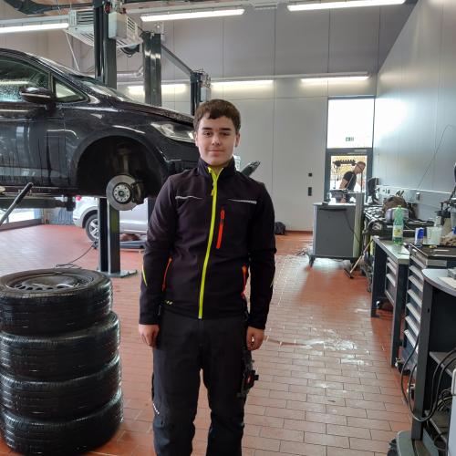 Ein Schüler in einer Autowerkstatt.