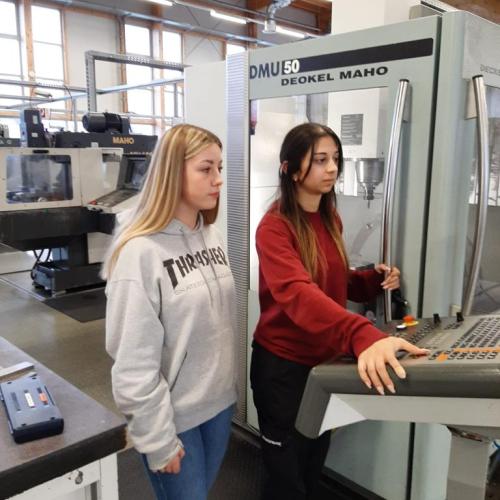 Schülerinnen im Multivac an einer Maschine