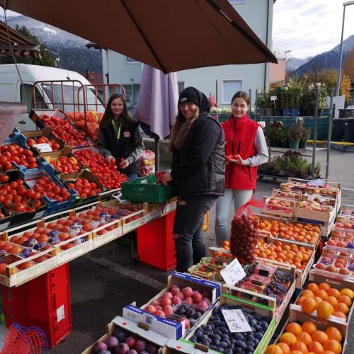 Schülerin bei der Arbeit in einem Lebensmittelgeschäft