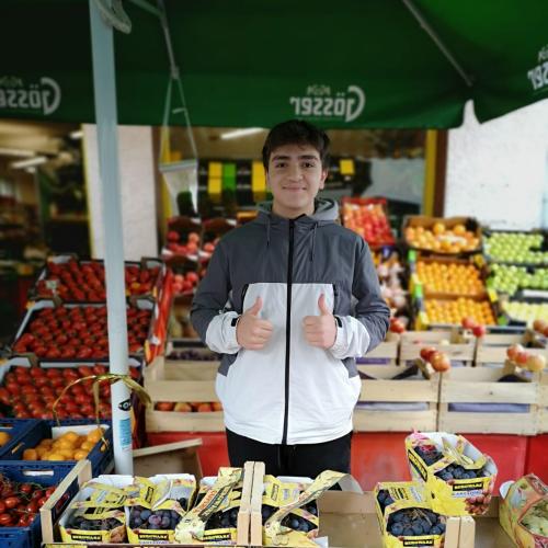 Schüler in einem Lebensmittelgeschäft