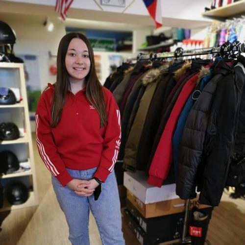 Schülerin in einem Bekleidungsgeschäft