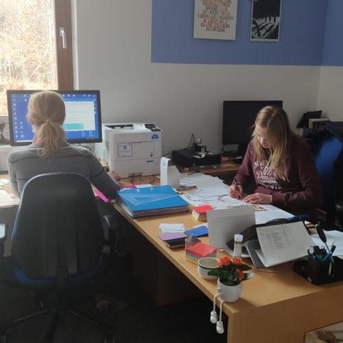 Eine Schülerin im Büro mit ihrer Arbeitskollegin
