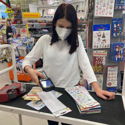 Schülerin scannt Waren.