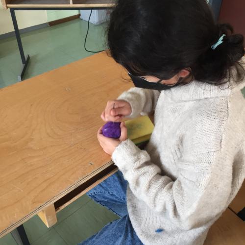 Eine Schülerin beim Filzen ihrer Weihnachtskugel