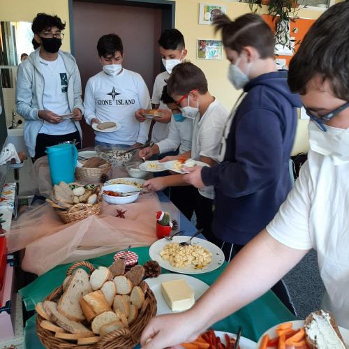 Schüler:innen am Buffet der gesunden Jause.