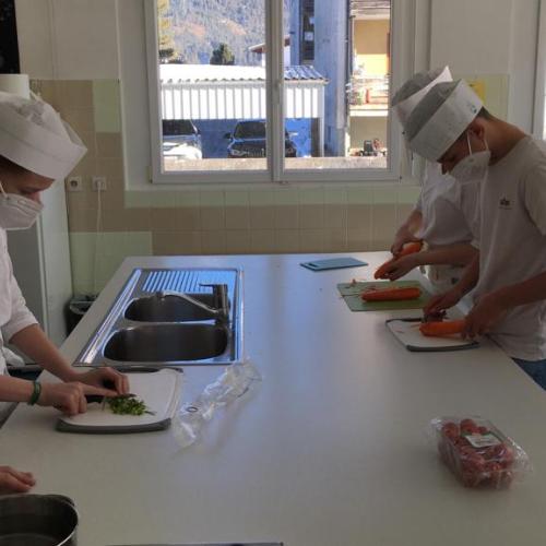 Schüler:innen beim Zubereiten der gesunden Jause.