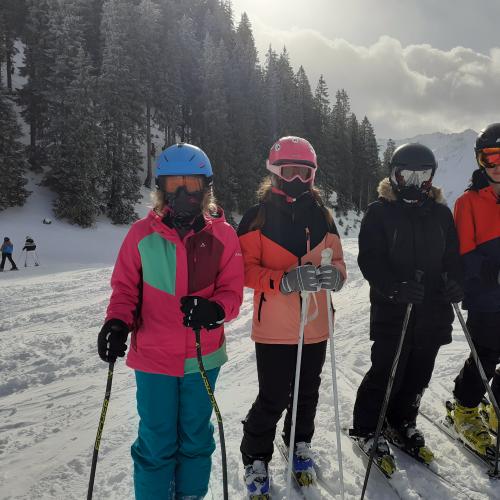 Schüler:innen beim Skifahren