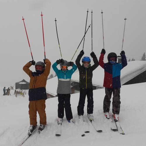 Vier Schüler:innen beim Skifahren