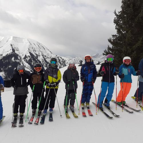 Renngruppe beim Skifahren