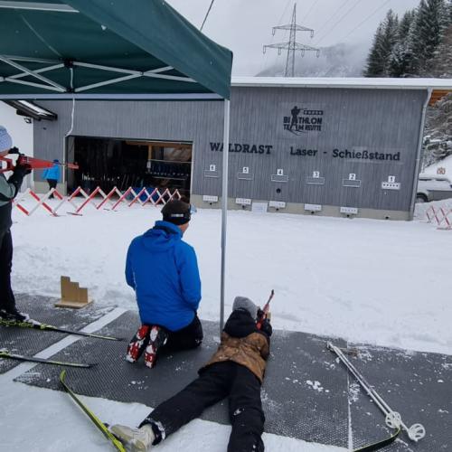 Schüler beim Schießstand