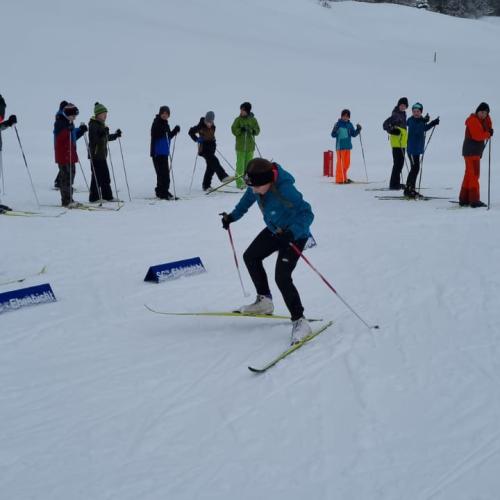 Schülerin absolviert eine Strafrunde beim Biathlon