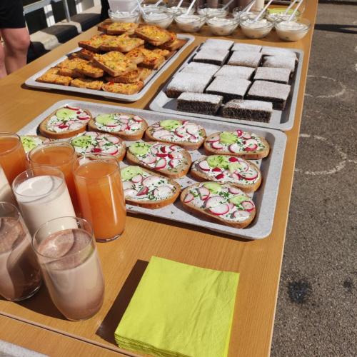 Getränke, Brote, Toasts und Wraps der gesunden Jause