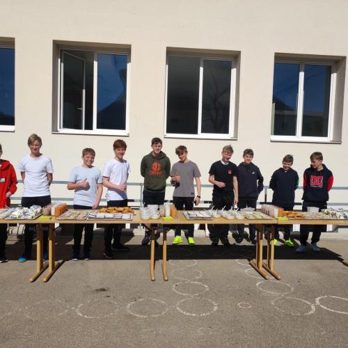 Schüler vor dem Buffet am Pausenhof.