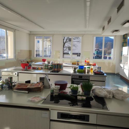 Übersicht der Produkte in der Schulküche für die gesunde Jause.