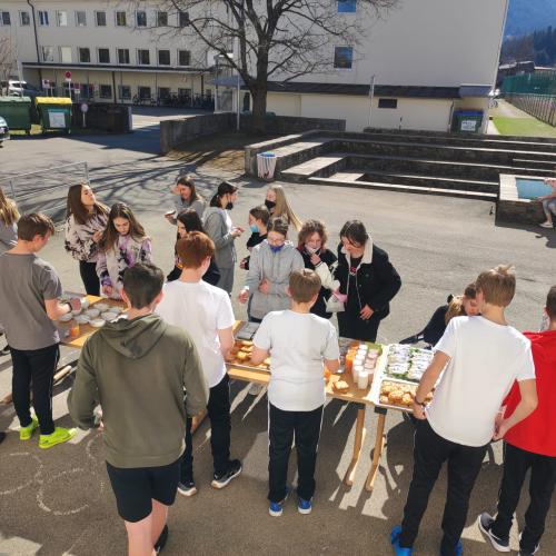 Schüler:innen kaufen Essen in der großen Pause. 