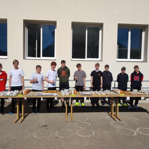 Schüler vor dem Buffet am Pausenhof.