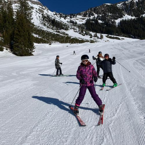 Schüler:innen der Klasse 2c beim Skifahren