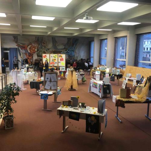 Foto der leeren Aula mit den vorbereiteten Tischen für den KEL-Abend.