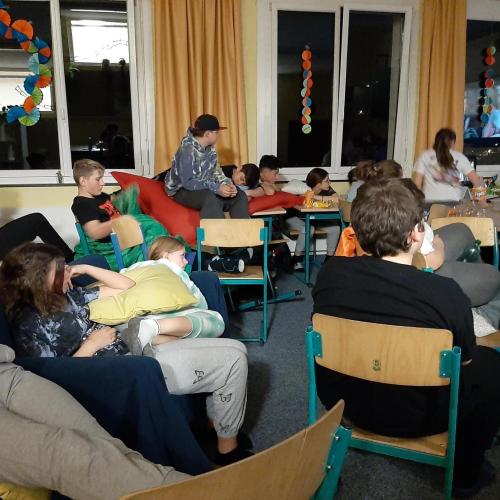 Schüler:innen in einem Klassenzimmer beim Sehen eines Films.