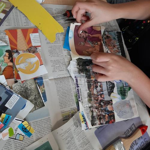 Schüler beim Auflegen einzelner Schichten für die Decollage.