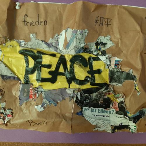 Produt einer Decollage mit "Peace" in der Mitte.