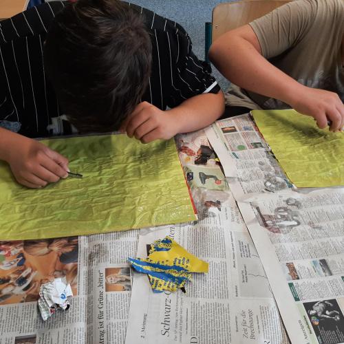 Schüler beim Abkratzen der einzelnen Schichten. 