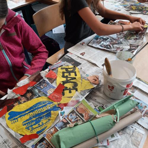 Schülerinnen beim Bearbeiten der Decollage.