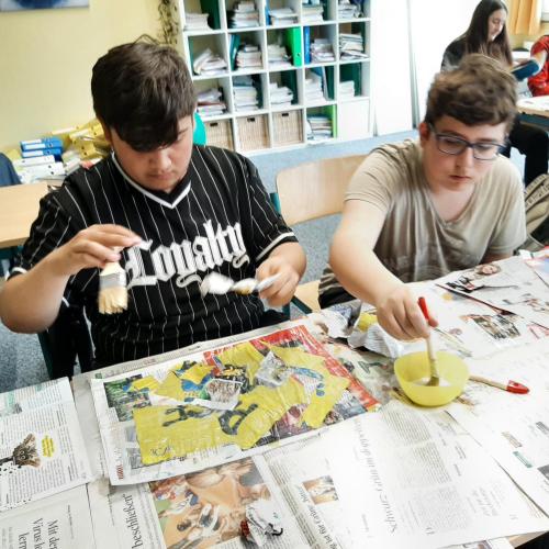 Schüler beim Arbeiten an der Decollage.