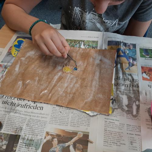 Schüler beim Abkratzen einzelner Schichten. 