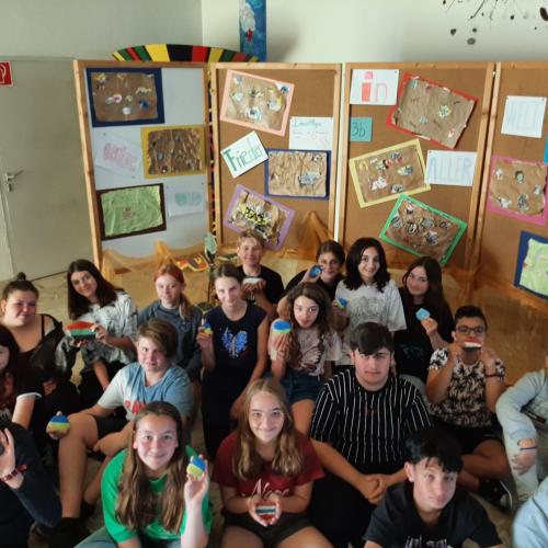 Gruppenfoto der Schüler:innen der 3b vor ihrer Galerie.