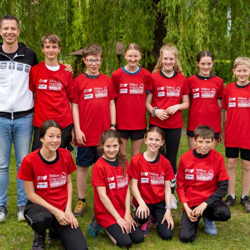 Teamfoto mit den erhaltenen Shirts