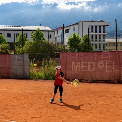 Schülerin aus der 1a beim Tennismatch