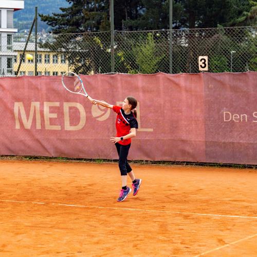 Schülerin aus der 1a beim Tennismatch